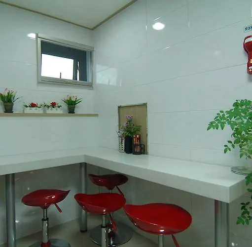 Opera House Hostal *